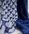 Fular largo estampado corazones blancos