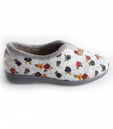 Diseño floral en tonos grises para un look cómodo y chic en casa